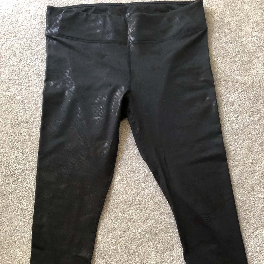 Fabletics 3/4 Length Embossed Floral Legging
